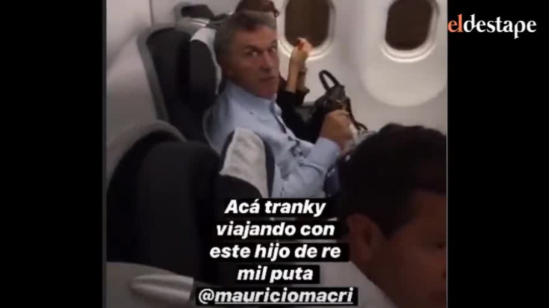 Mauricio macri es confrontado en el avión