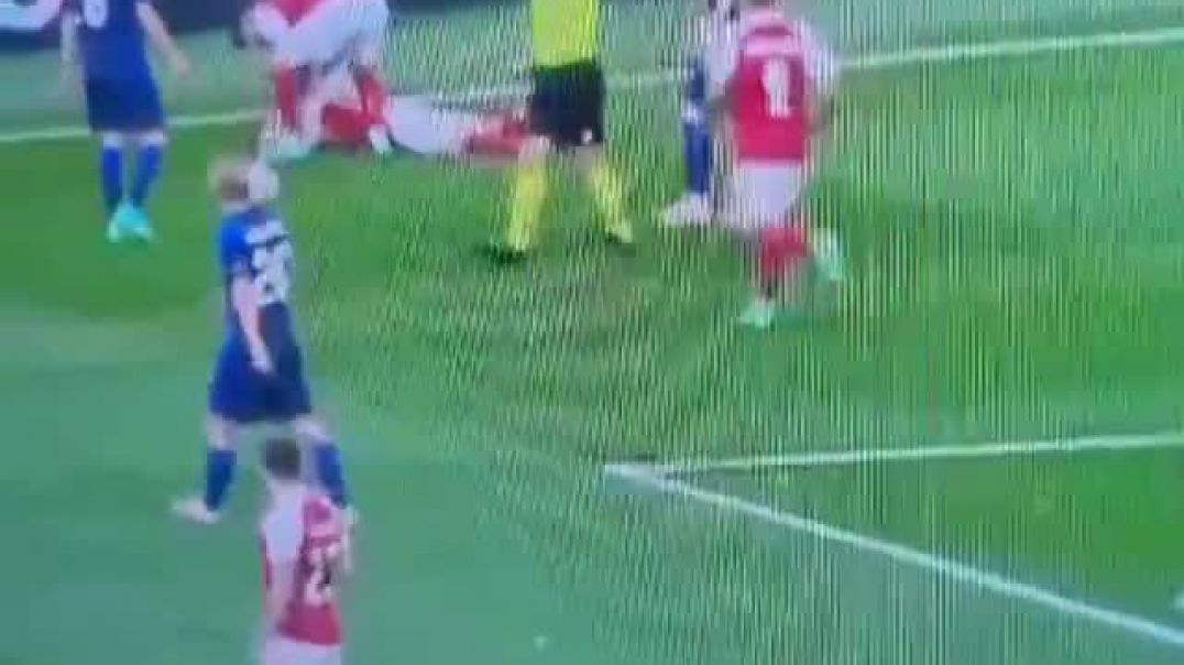 Futbolista que se "vacuno" cae desplomado durante un partido