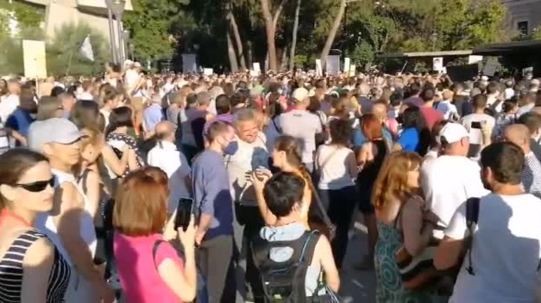 Miles de personas al grito de #LosNiñosNoSeTocan en la Plaza de Colón